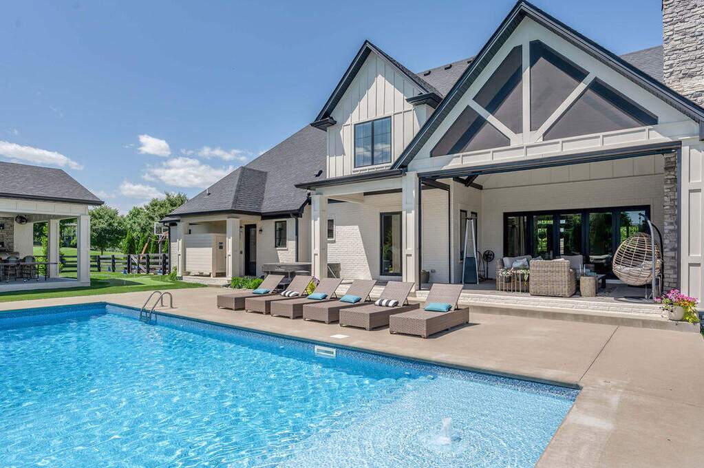 6 Bedroom Single Family Home/House's Image 16