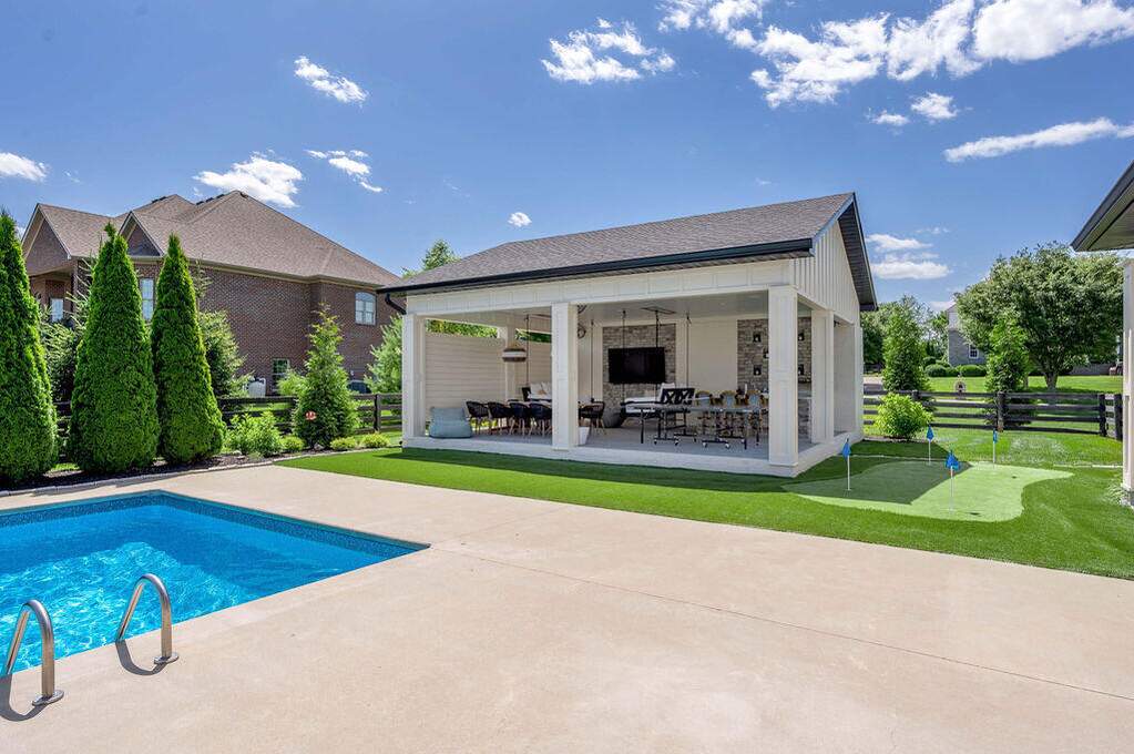 6 Bedroom Single Family Home/House's Image 23