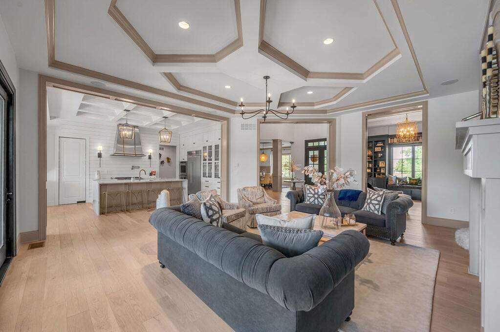 6 Bedroom Single Family Home/House's Image 33