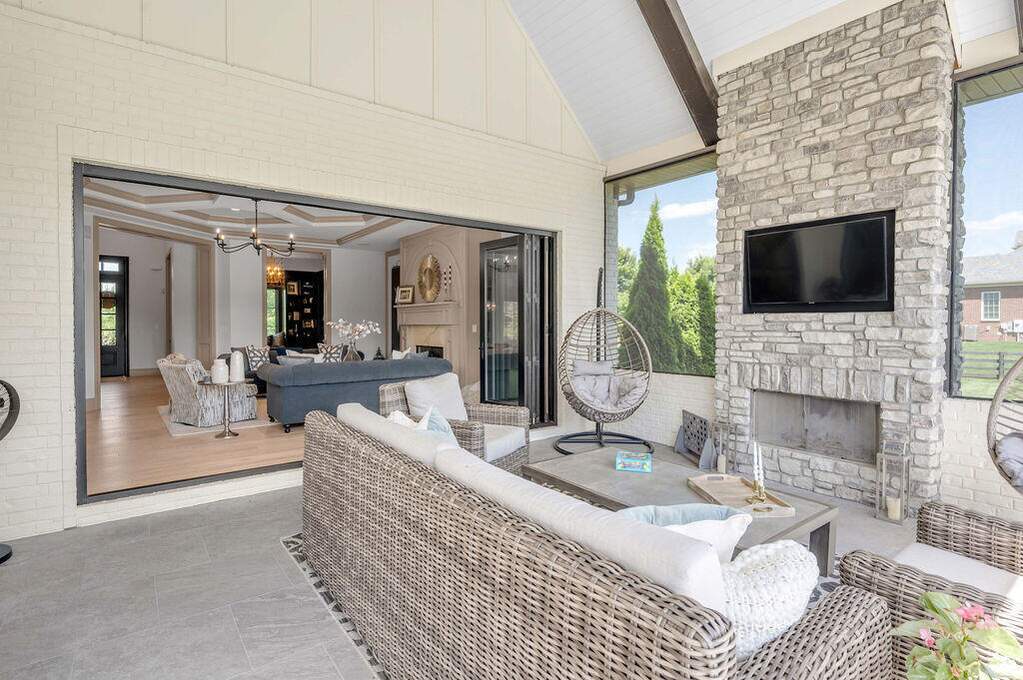 6 Bedroom Single Family Home/House's Image 38