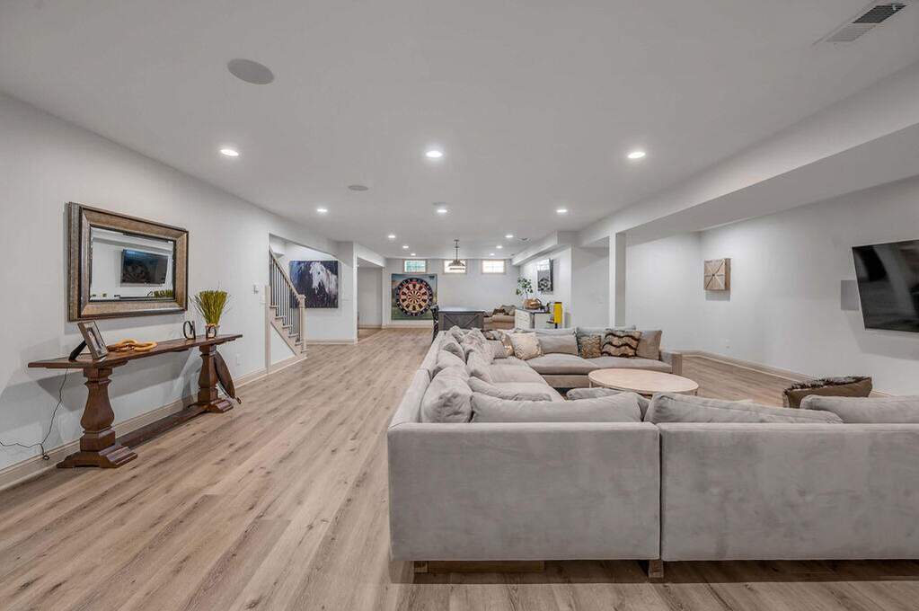 6 Bedroom Single Family Home/House's Image 85