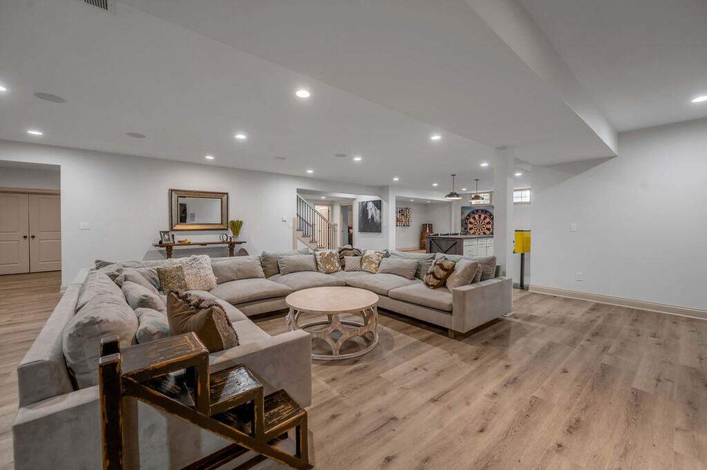 6 Bedroom Single Family Home/House's Image 86