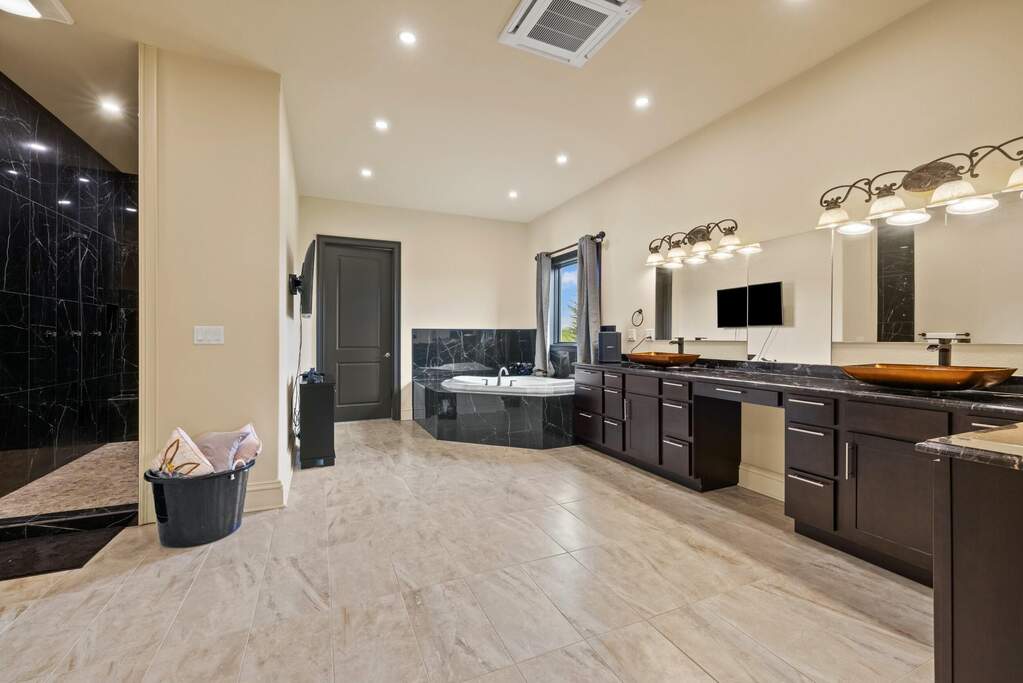 5 Bedroom Single Family Home/House's Image 20