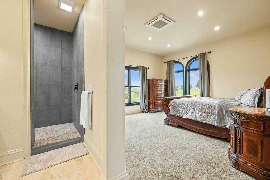 5 Bedroom Single Family Home/House's Image 28