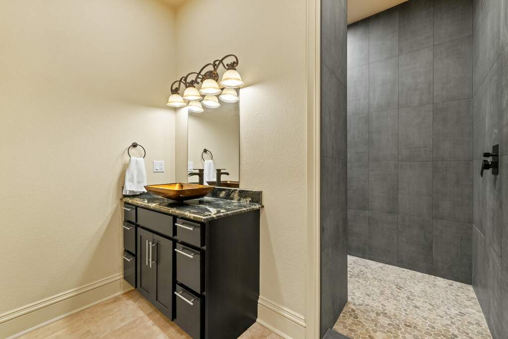5 Bedroom Single Family Home/House's Image 29