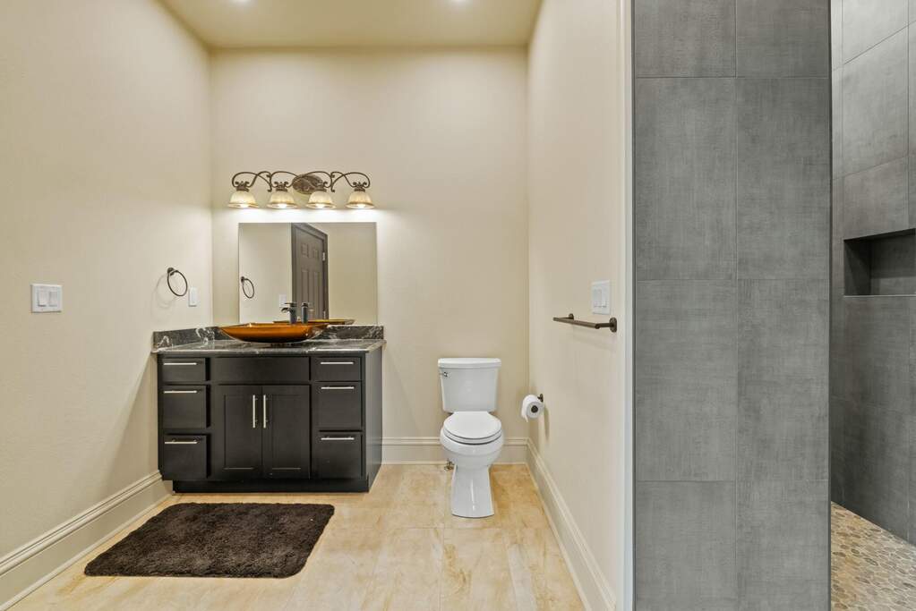 5 Bedroom Single Family Home/House's Image 32