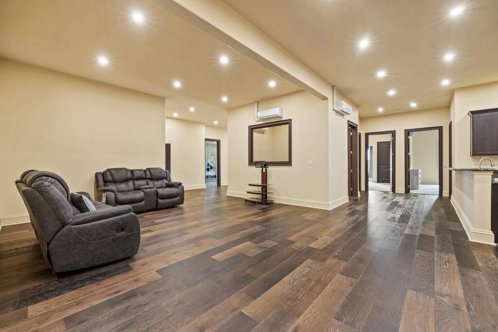 5 Bedroom Single Family Home/House's Image 38