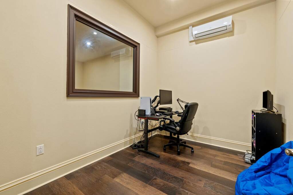 5 Bedroom Single Family Home/House's Image 46
