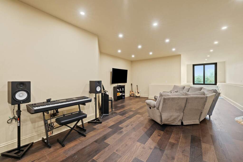5 Bedroom Single Family Home/House's Image 55