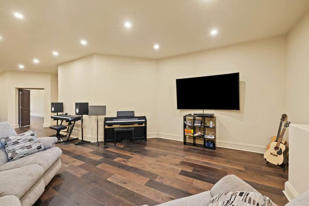 5 Bedroom Single Family Home/House's Image 56