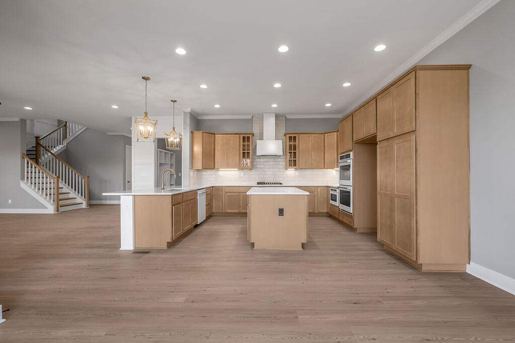 5 Bedroom Single Family Home/House's Image 4
