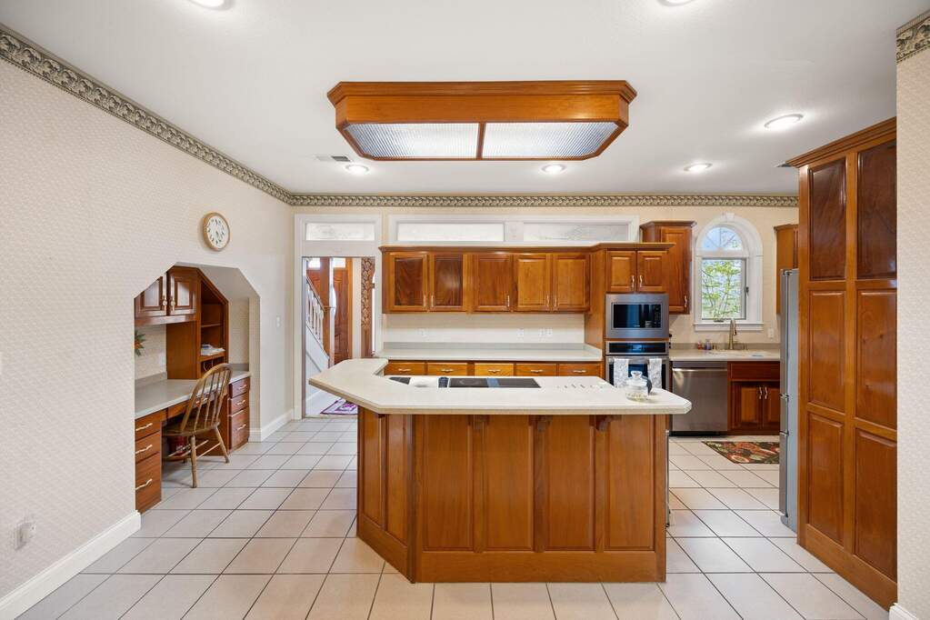 5 Bedroom Single Family Home/House's Image 11