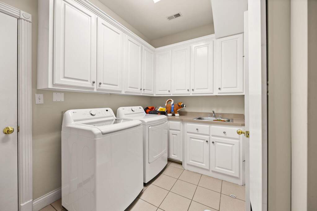 5 Bedroom Single Family Home/House's Image 31
