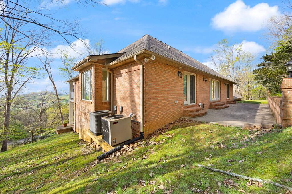 5 Bedroom Single Family Home/House's Image 38
