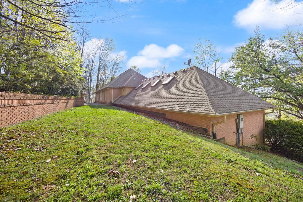5 Bedroom Single Family Home/House's Image 40