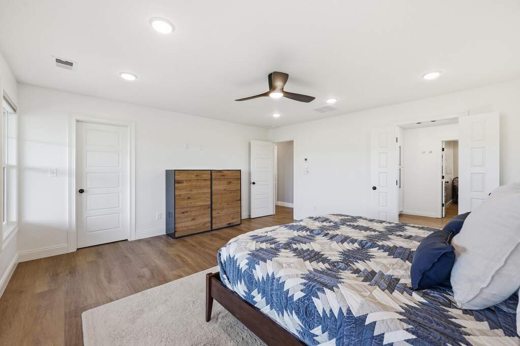 5 Bedroom Single Family Home/House's Image 15
