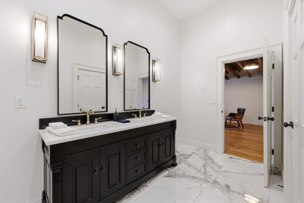 5 Bedroom Single Family Home/House's Image 37