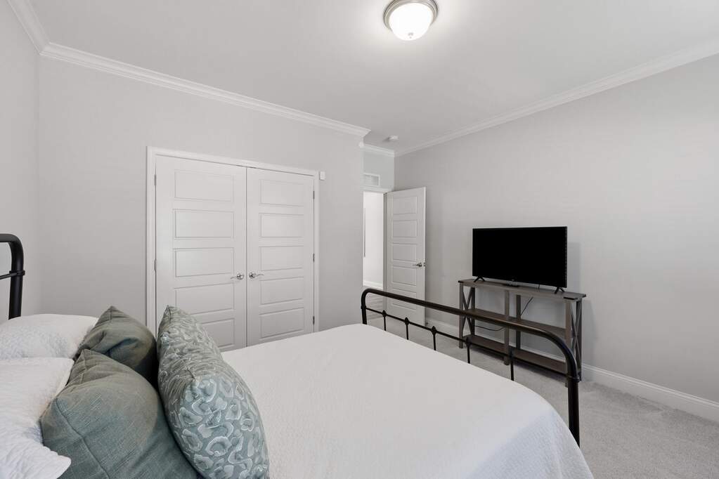 5 Bedroom Single Family Home/House's Image 3