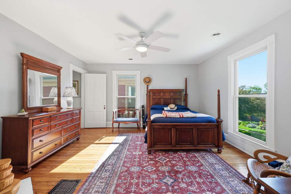 6 Bedroom Single Family Home/House's Image 17