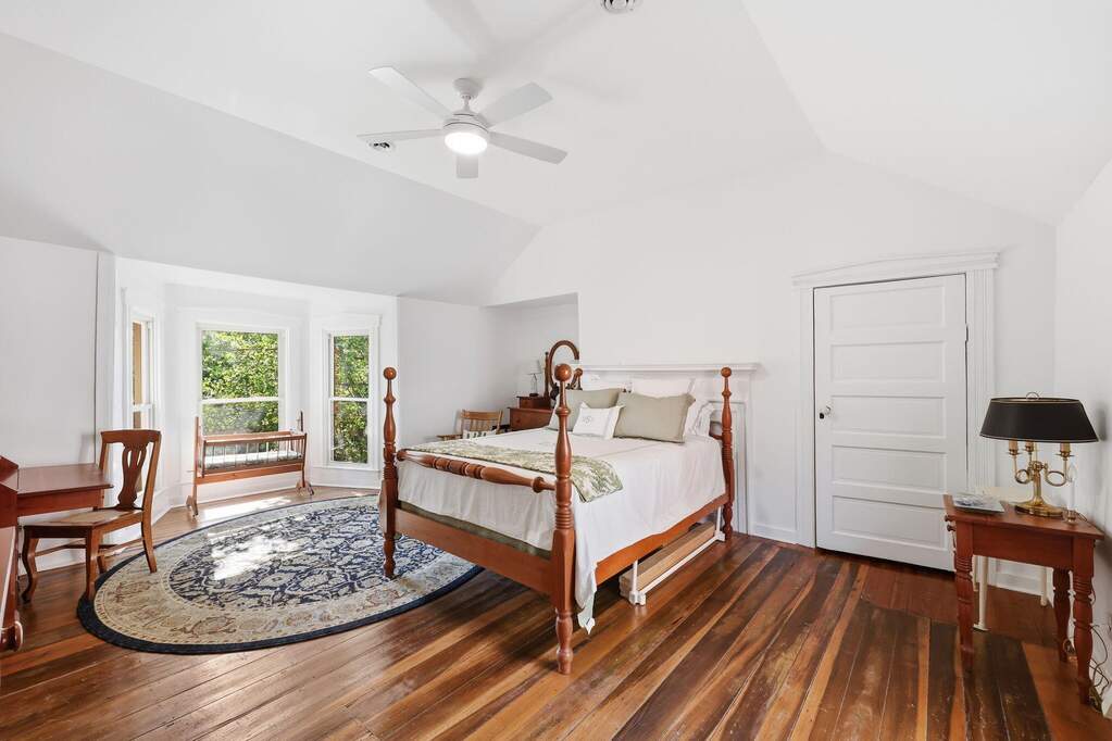 6 Bedroom Single Family Home/House's Image 20