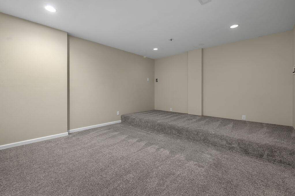 6 Bedroom Single Family Home/House's Image 37
