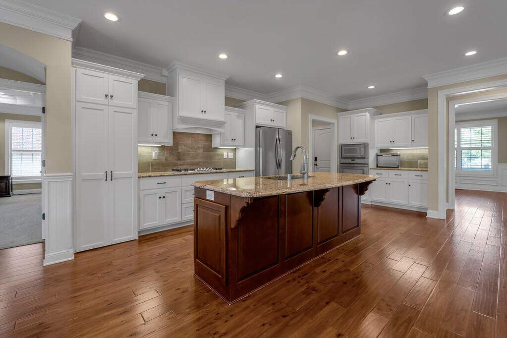 5 Bedroom Single Family Home/House's Image 11