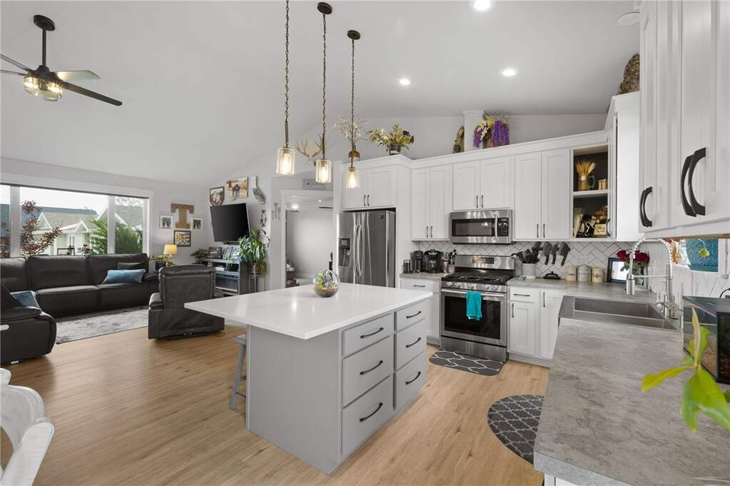 5 Bedroom Single Family Home/House's Image 4