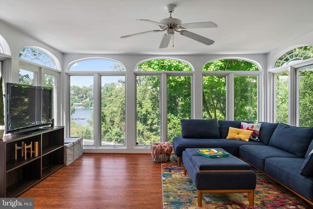 6 Bedroom Single Family Home/House's Image 8
