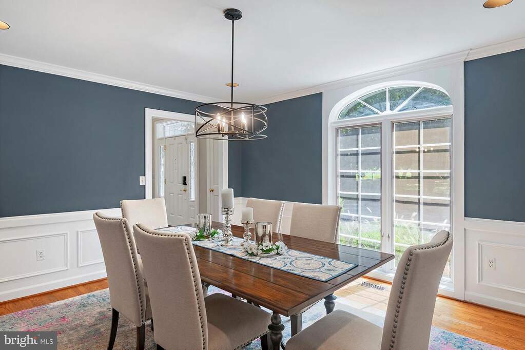 6 Bedroom Single Family Home/House's Image 10
