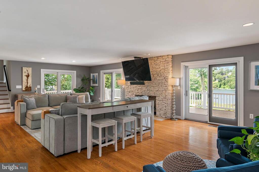 6 Bedroom Single Family Home/House's Image 12