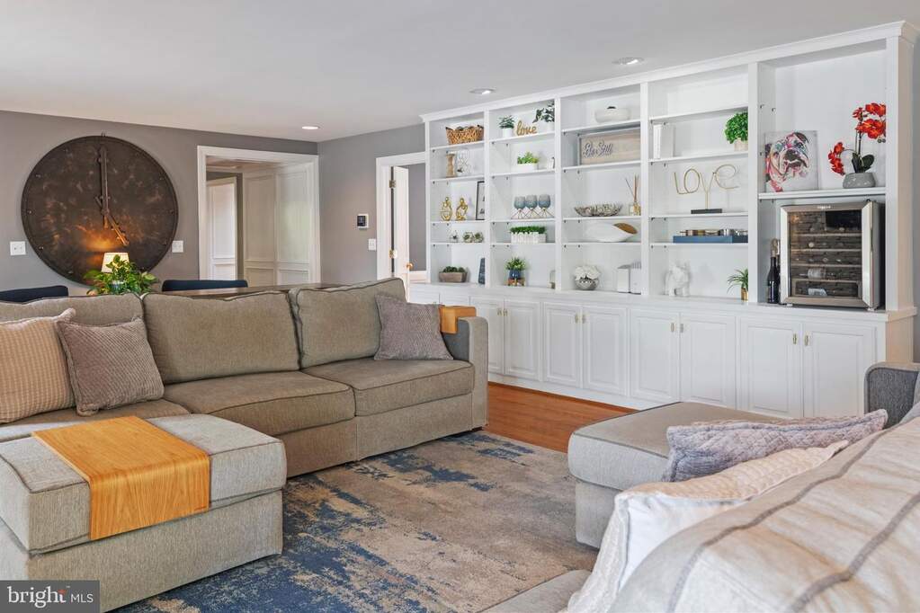 6 Bedroom Single Family Home/House's Image 14