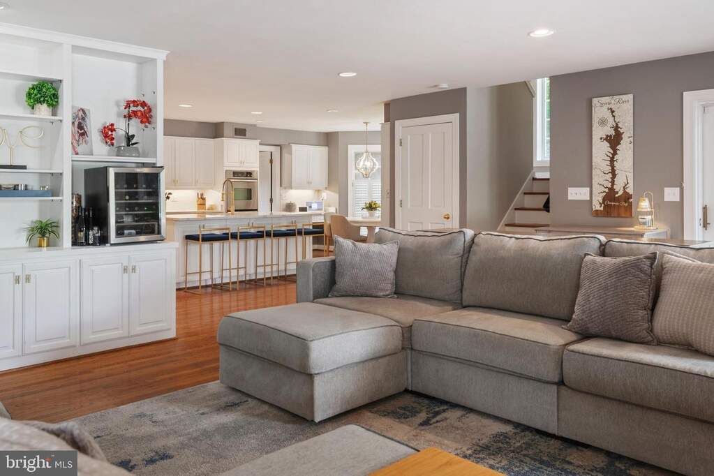 6 Bedroom Single Family Home/House's Image 16