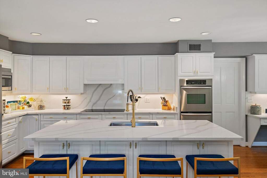 6 Bedroom Single Family Home/House's Image 18