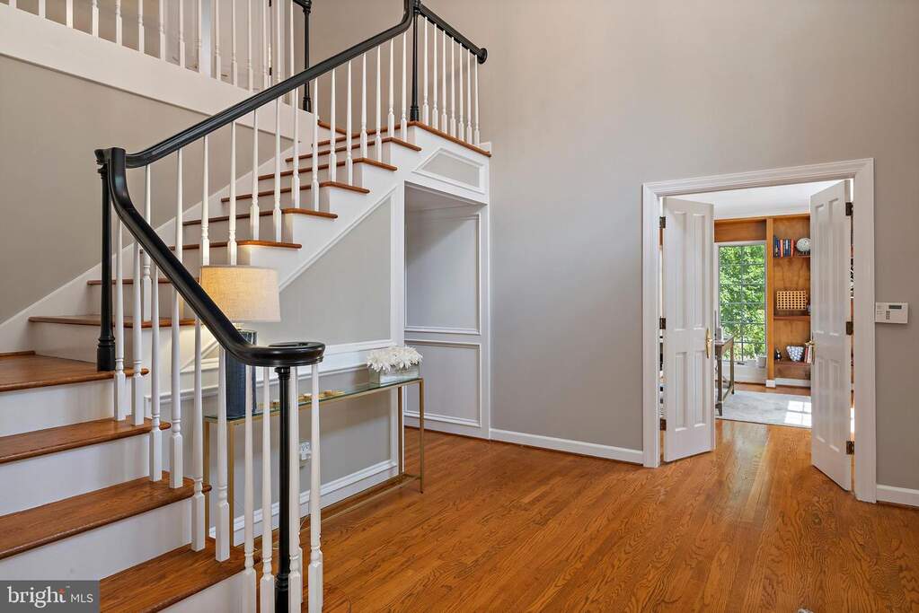 6 Bedroom Single Family Home/House's Image 3