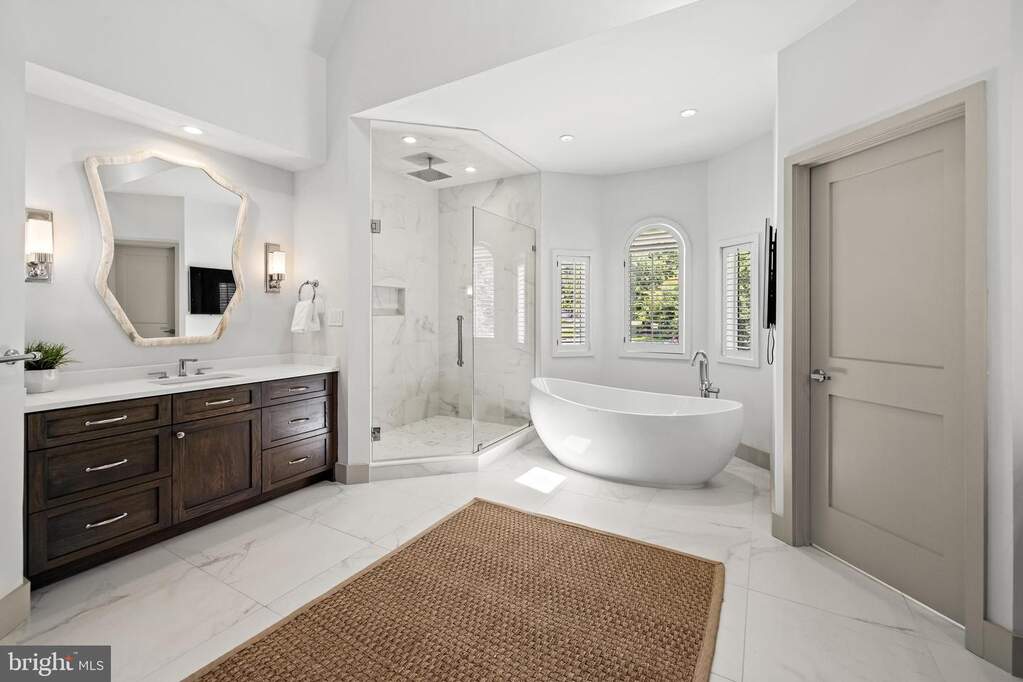 5 Bedroom Single Family Home/House's Image 34