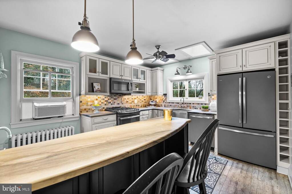 5 Bedroom Single Family Home/House's Image 14