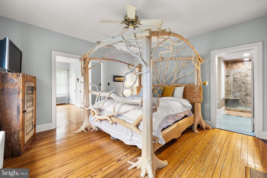 5 Bedroom Single Family Home/House's Image 28
