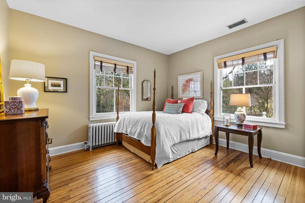 5 Bedroom Single Family Home/House's Image 32
