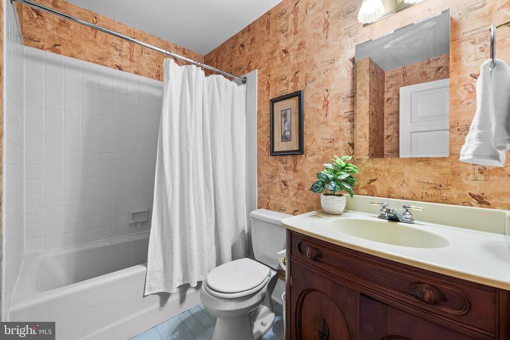 5 Bedroom Single Family Home/House's Image 34