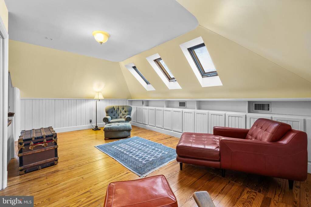 5 Bedroom Single Family Home/House's Image 38