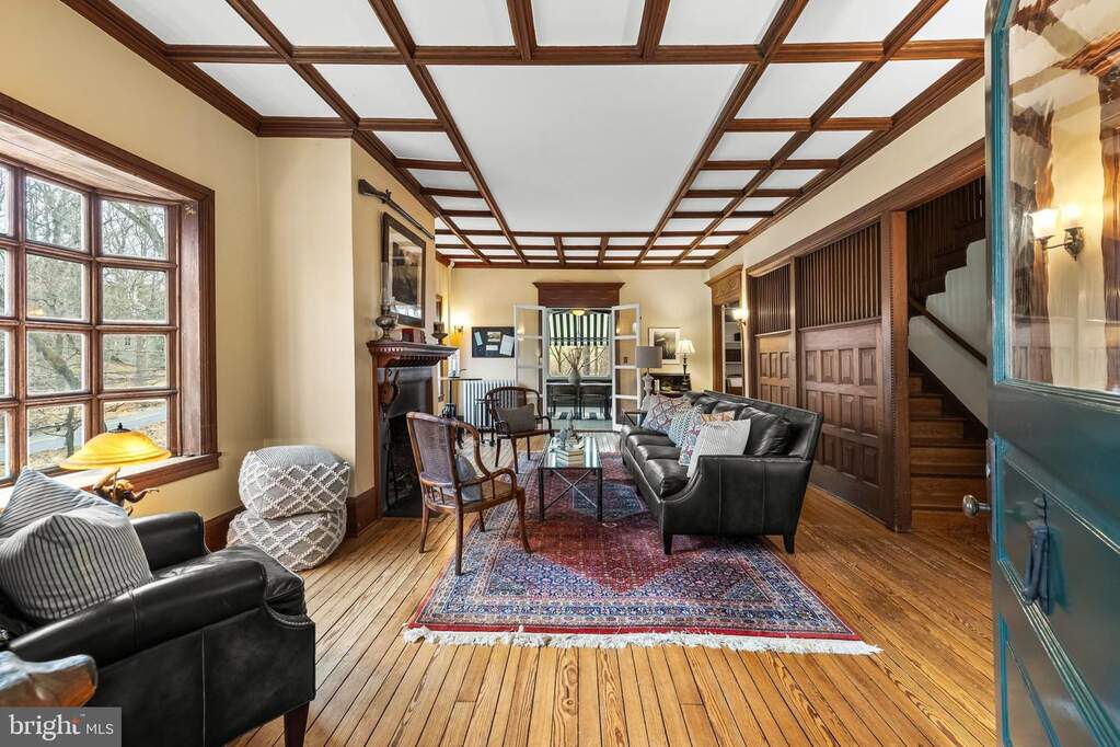 5 Bedroom Single Family Home/House's Image 3