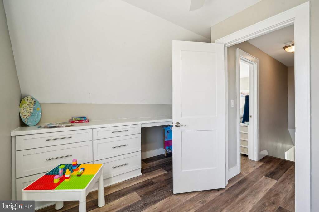 5 Bedroom Single Family Home/House's Image 14
