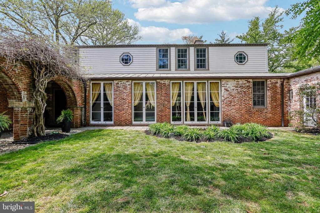 5 Bedroom Single Family Home/House's Image 9