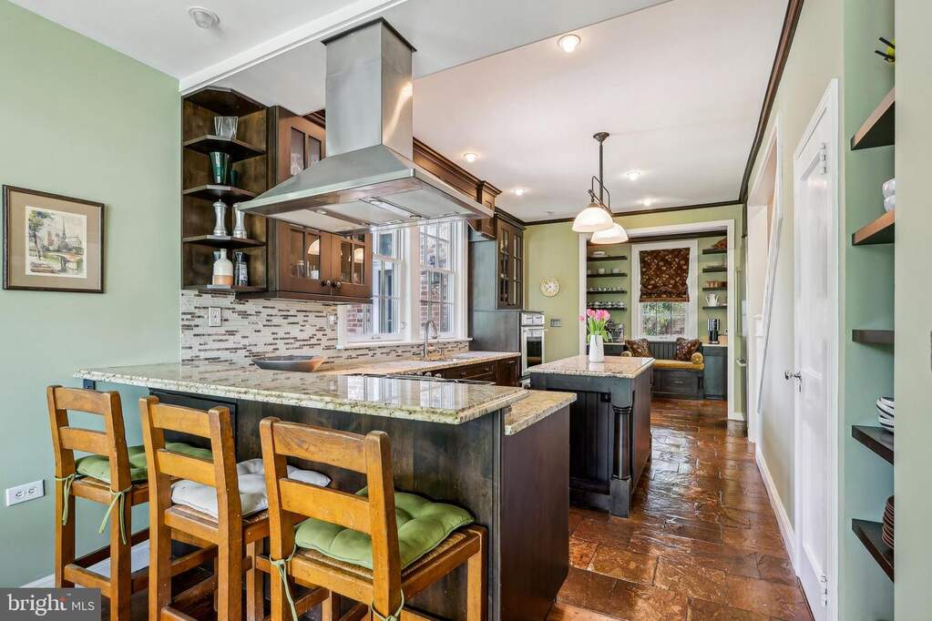 5 Bedroom Single Family Home/House's Image 32