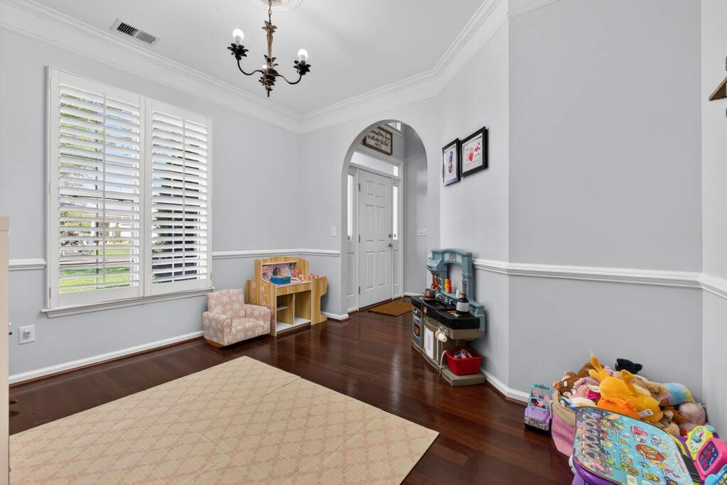 4 Bedroom Single Family Home/House's Image 3