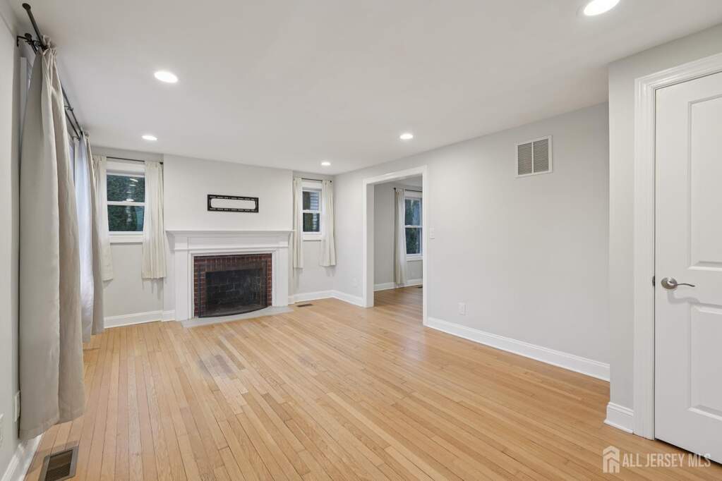 3 Bedroom Single Family Home/House's Image 3