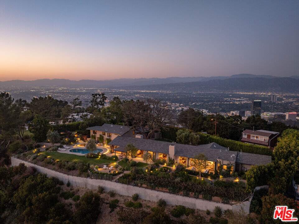 7840 Torreyson Dr, Los Angeles, CA, United States of America，ID