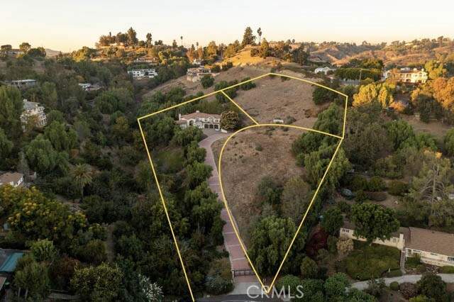 805 West Road photo