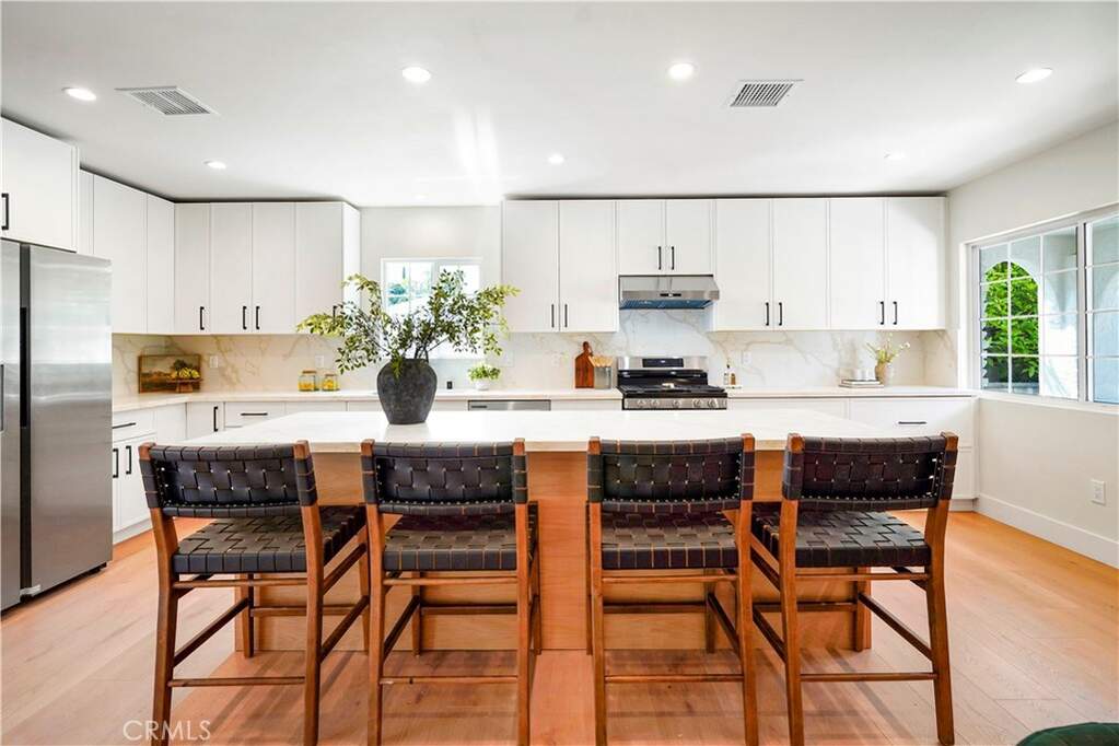 18324 Sylvan Street photo