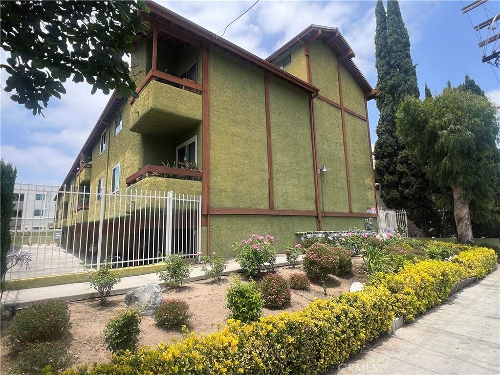 6155 Reseda Boulevard #9 photo